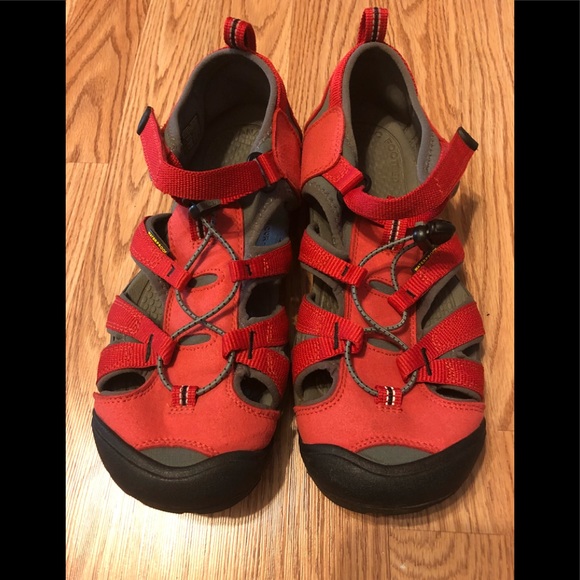 red keen sandals